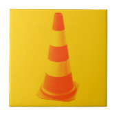 黄色のストライプが付いている交通円錐形 タイル (正面)