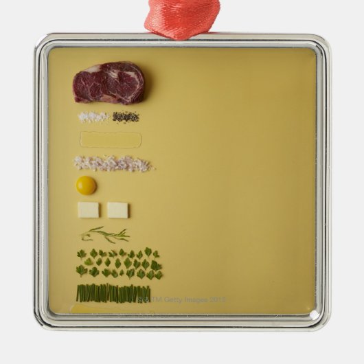 黄色のタルタルステーキのための原料 メタルオーナメント (正面)