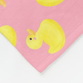 黄色のダッキー(アヒルちゃん)をピンクの個人用設定に フリースブランケット (角)