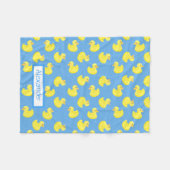 黄色のダッキー（アヒルちゃん）を青の背景にカスタマイズ フリースブランケット (正面(横))