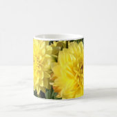 黄色のダリアのクラスターとマグカップ コーヒーマグカップ (中央)