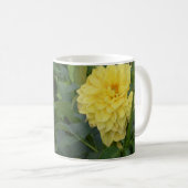 黄色のダーリアを持つマグ コーヒーマグカップ (正面右)