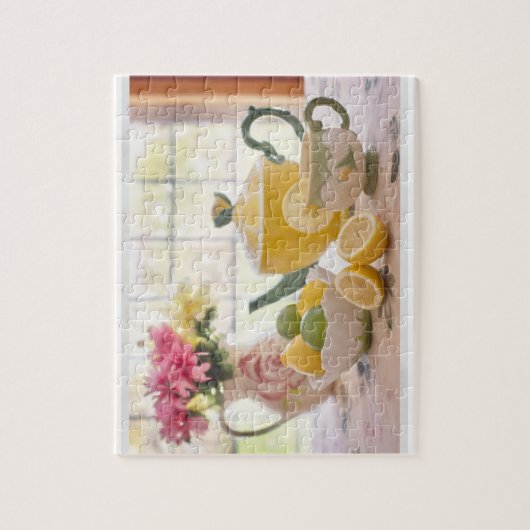 黄色のティーポットと花はまだ生写真 ジグソーパズル (縦)