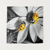 黄色のテンポウムシのカブトムシ白黒花 タペストリー (正面(横))