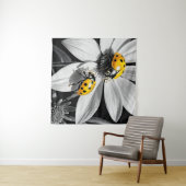 黄色のテンポウムシのカブトムシ白黒花 タペストリー (インサイチュ(横))