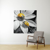 黄色のテンポウムシのカブトムシ白黒花 タペストリー (インサイチュ)