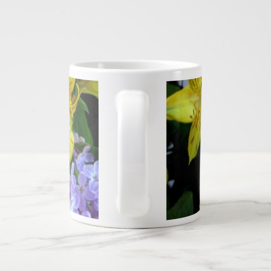 黄色のデイジーと紫のリラの花 ジャンボコーヒーマグカップ (裏面)
