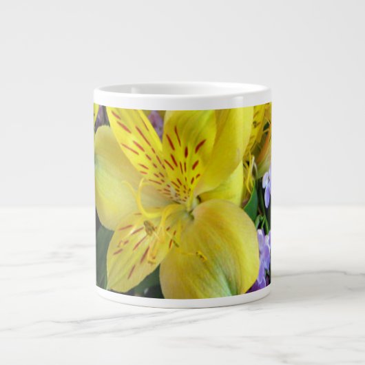 黄色のデイジーと紫のリラの花 ジャンボコーヒーマグカップ (正面)