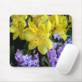 黄色のデイジーと紫のリラックの花 マウスパッド (マウス)