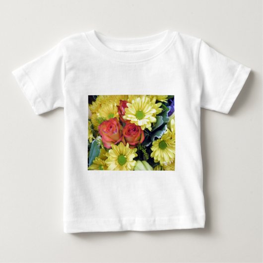 黄色のデイジーと赤のバラ ベビーTシャツ (正面)