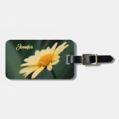 黄色のデイジーの花のクローズアップパーソナライズされた ラゲッジタグ (正面横)