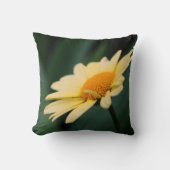 黄色のデイジーの花クローズアップ クッション (正面)