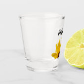 黄色のデイジーエレガントスクリプトタイポグラフィカスタム ショットグラス (左)