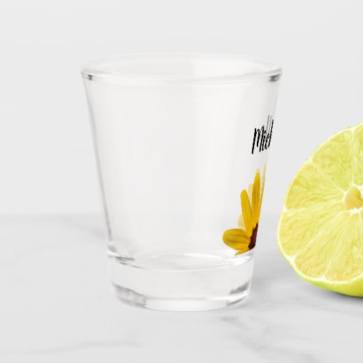 黄色のデイジーエレガントスクリプトタイポグラフィカスタム ショットグラス (左)