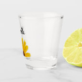 黄色のデイジーエレガントスクリプトタイポグラフィカスタム ショットグラス (右)