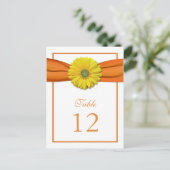 黄色のデイジーオレンジ色のリボンテーブル番号カード ポストカード (スタンド正面)
