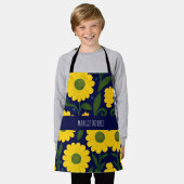 黄色のデイジー青の背景の花のパターン エプロン (着用した状態)