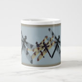 黄色のトンボか青または茶色 ジャンボコーヒーマグカップ (正面)