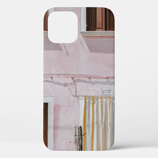 黄色のドアカーテンを有する建物のピンクの写真 Case-Mate iPhoneケース (裏面)