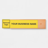 黄色のドアサインに表示されるつるビジネス名とロゴ サインプレート (正面)
