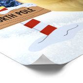 黄色のニット帽と雪のスカーフが付いた可愛いウサギ ポスター (角)