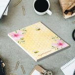 黄色のハチかわいいピンクの熱帯花模様 ノートパッド<br><div class="desc">夏の食料品ショッピングリストやホームオフィスにおもしろいとユーモアを追加！黄色の白い背景と蜂の巣模様。ピンクの飾熱帯の花、花模様、ハイビスカスと幸せなほほ笑みを浮かべるミツバチ。金の手書で書いたスタイルの台本で君の名前を。</div>