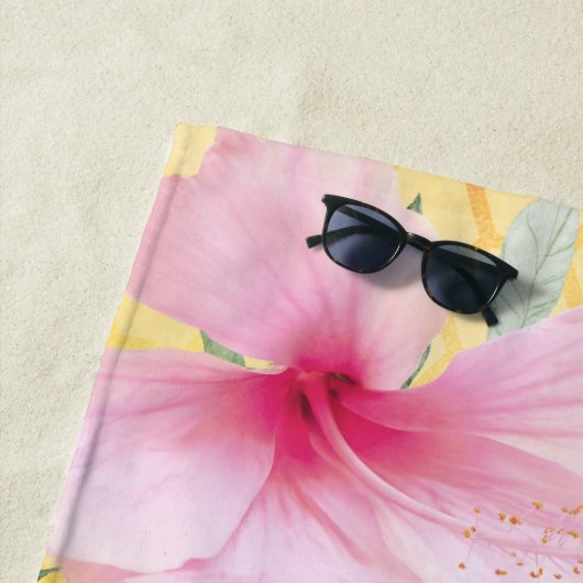 黄色のハニカム模様のピンクの花のカップルモノグラム ビーチタオル