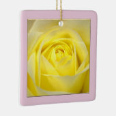 黄色のバラがクローズアップ セラミックオーナメント (右)