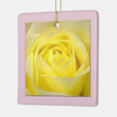 黄色のバラがクローズアップ セラミックオーナメント (左)