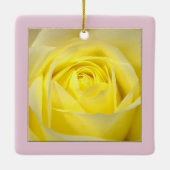 黄色のバラがクローズアップ セラミックオーナメント (裏面)