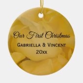 黄色のバラのフローラ初めてのクリスマスを一緒に セラミックオーナメント (正面)