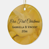 黄色のバラのフローラ初めてのクリスマスを一緒に セラミックオーナメント (左)