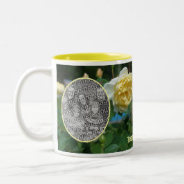 黄色のバラの花のフレーム自分の写真を作成 ツートーンマグカップ