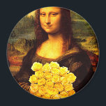 黄色のバラの花束を持つモナリザ マグネット<br><div class="desc">黄色のバラは、喜びのためのシンボルである，喜び，喜び，友情，喜び，新しい始まりの約束，歓迎バック，私を覚え，嫉妬， "私気に"</div>
