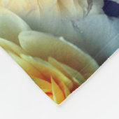 黄色のバラの雨滴フレーム自分の写真を追加 フリースブランケット (角)