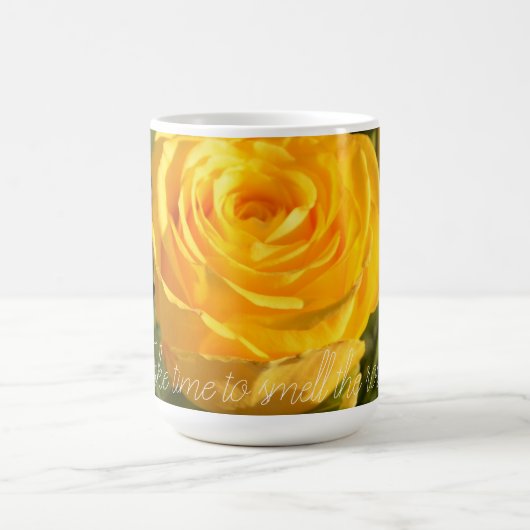黄色のバラパーソナライズされた コーヒーマグカップ (中央)