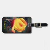 黄色のバラ芽(赤いハイライト付パーソナライズされた) ラゲッジタグ (正面横)