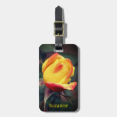 黄色のバラ芽(赤いハイライト付パーソナライズされた) ラゲッジタグ (正面縦)