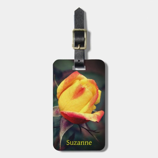 黄色のバラ芽(赤いハイライト付パーソナライズされた) ラゲッジタグ (正面縦)
