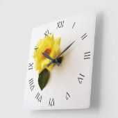 黄色のバラ(白黒の文字)ローマンWc スクエア壁時計 (傾斜)