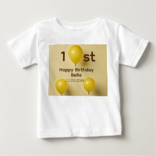 黄色のバルーン1st誕生日の追加の名前の日付文字 ベビーTシャツ