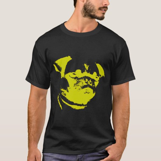 黄色のパグ 赤背景 Tシャツ (正面)