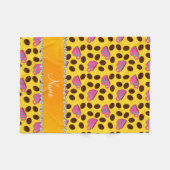 黄色のパーソナライズされたピンクコーヒーカップ豆 フリースブランケット (正面(横))