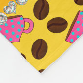 黄色のパーソナライズされたピンクコーヒーカップ豆 フリースブランケット (角)