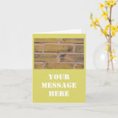 黄色のパーソナライズされたレンガ壁カード カード (黄色い花)