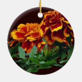 黄色のヒントとオレンジのマリゴールドのグループ セラミックオーナメント (裏面)
