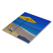 黄色のビーチの傘と椅子が手付きのまま タイル (側面)