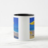 黄色のビーチの傘と椅子が手付きのまま マグカップ (中央)