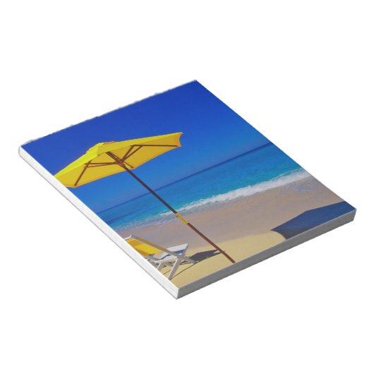 黄色のビーチの傘と素朴な椅子 ノートパッド (アングル)