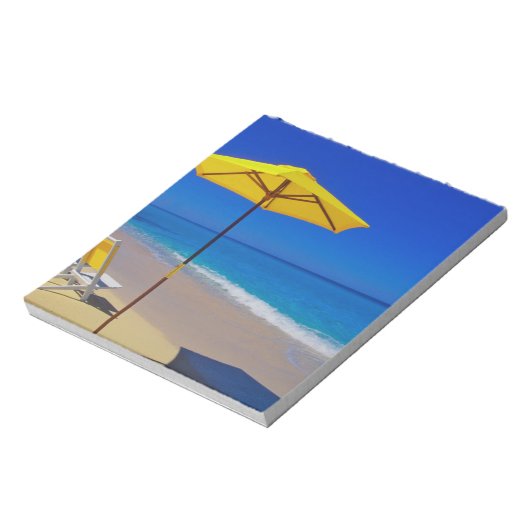 黄色のビーチの傘と素朴な椅子 ノートパッド (回転)